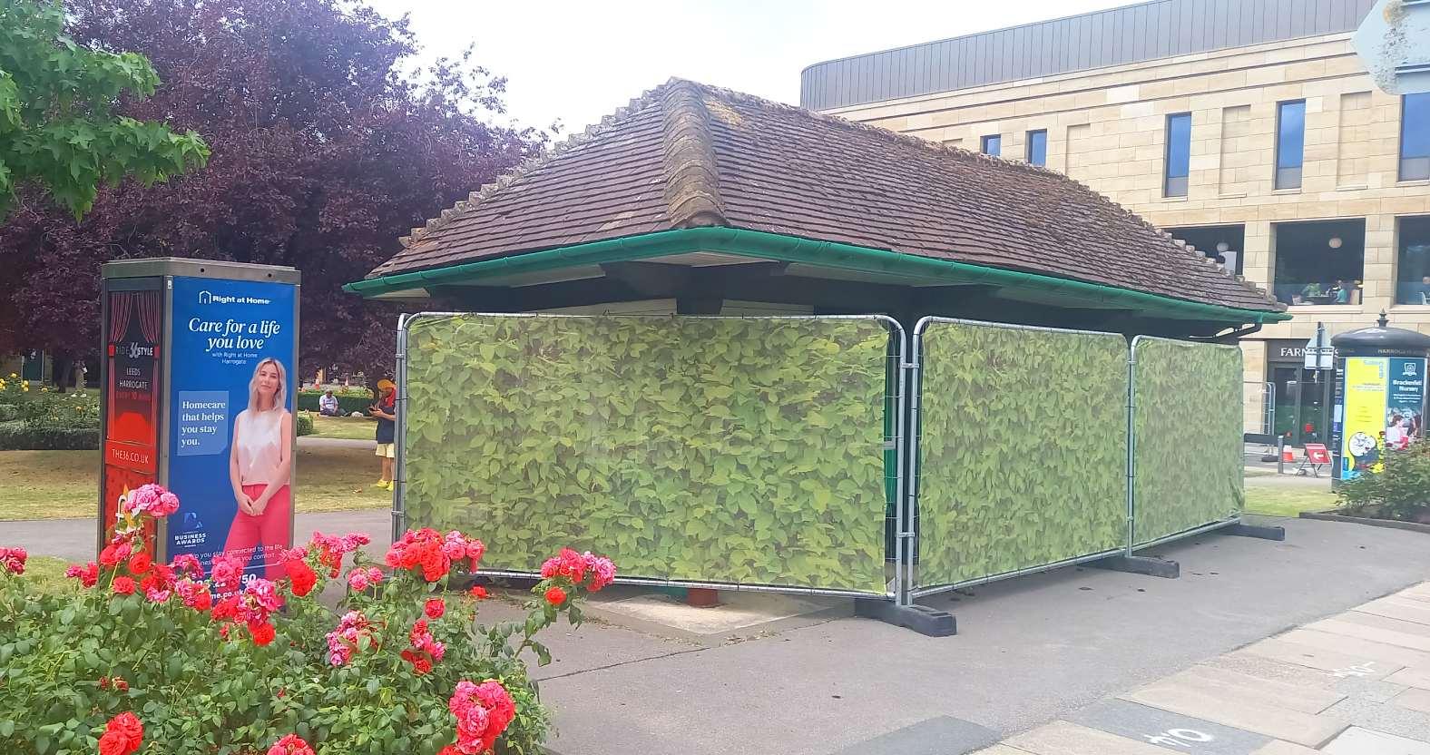 harrogate-librarygardens-shelter-fenced2